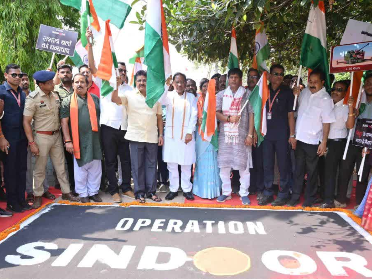 जशपुर में देशभक्ति का सैलाब! निकाली गई भव्य तिरंगा यात्रा, CM साय ने पहलगाम के शहीदों को किया नमन जशपुर में देशभक्ति का सैलाब! निकाली गई भव्य तिरंगा यात्रा, CM साय ने पहलगाम के शहीदों को किया नमन