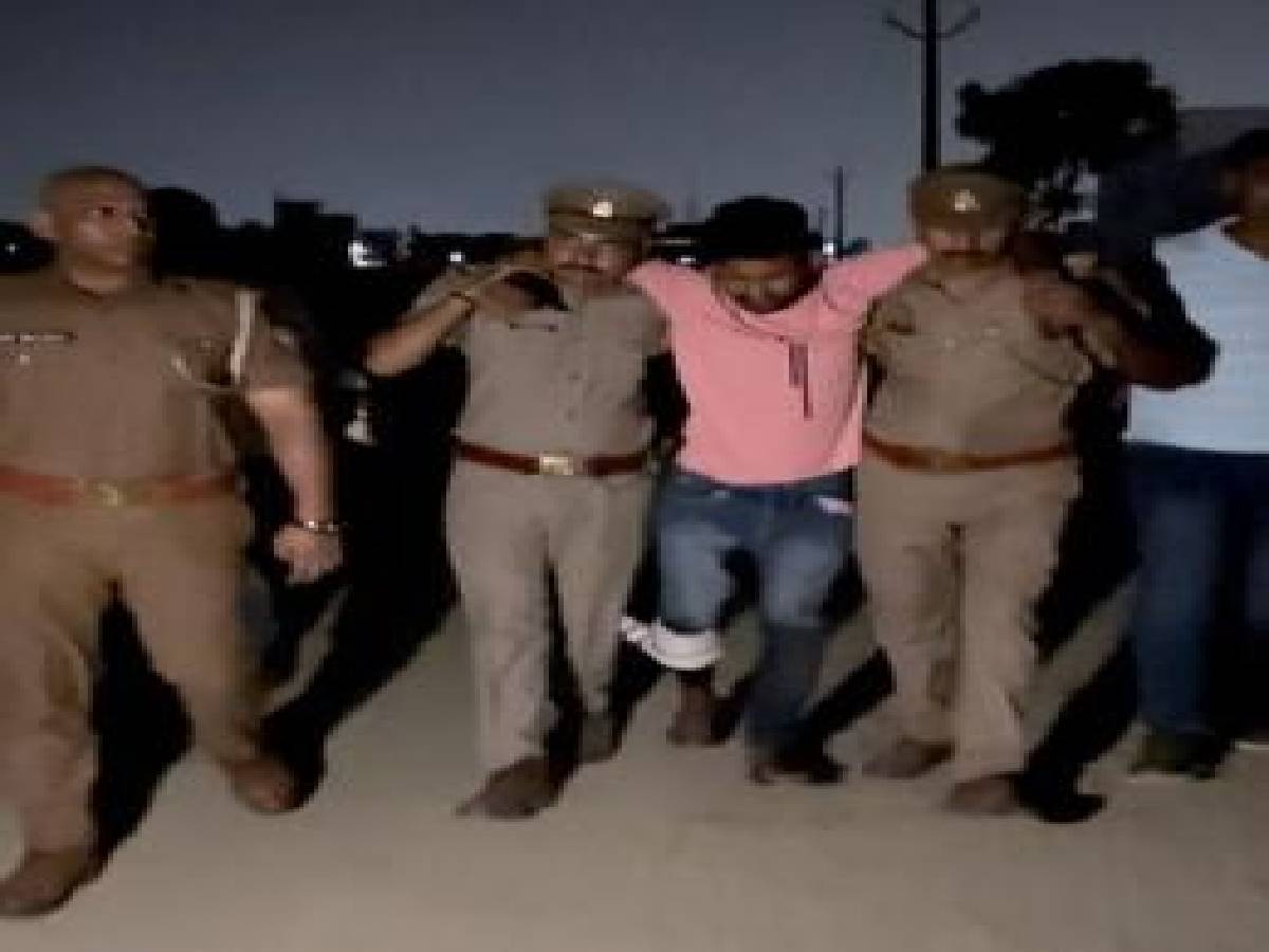 जौनपुर के बाद वाराणसी में पुलिस और पशु तस्करों में मुठभेड़, 25 हजार का इनामी इरफान गिरफ्तार जौनपुर के बाद वाराणसी में पुलिस और पशु तस्करों में मुठभेड़, 25 हजार का इनामी इरफान गिरफ्तार