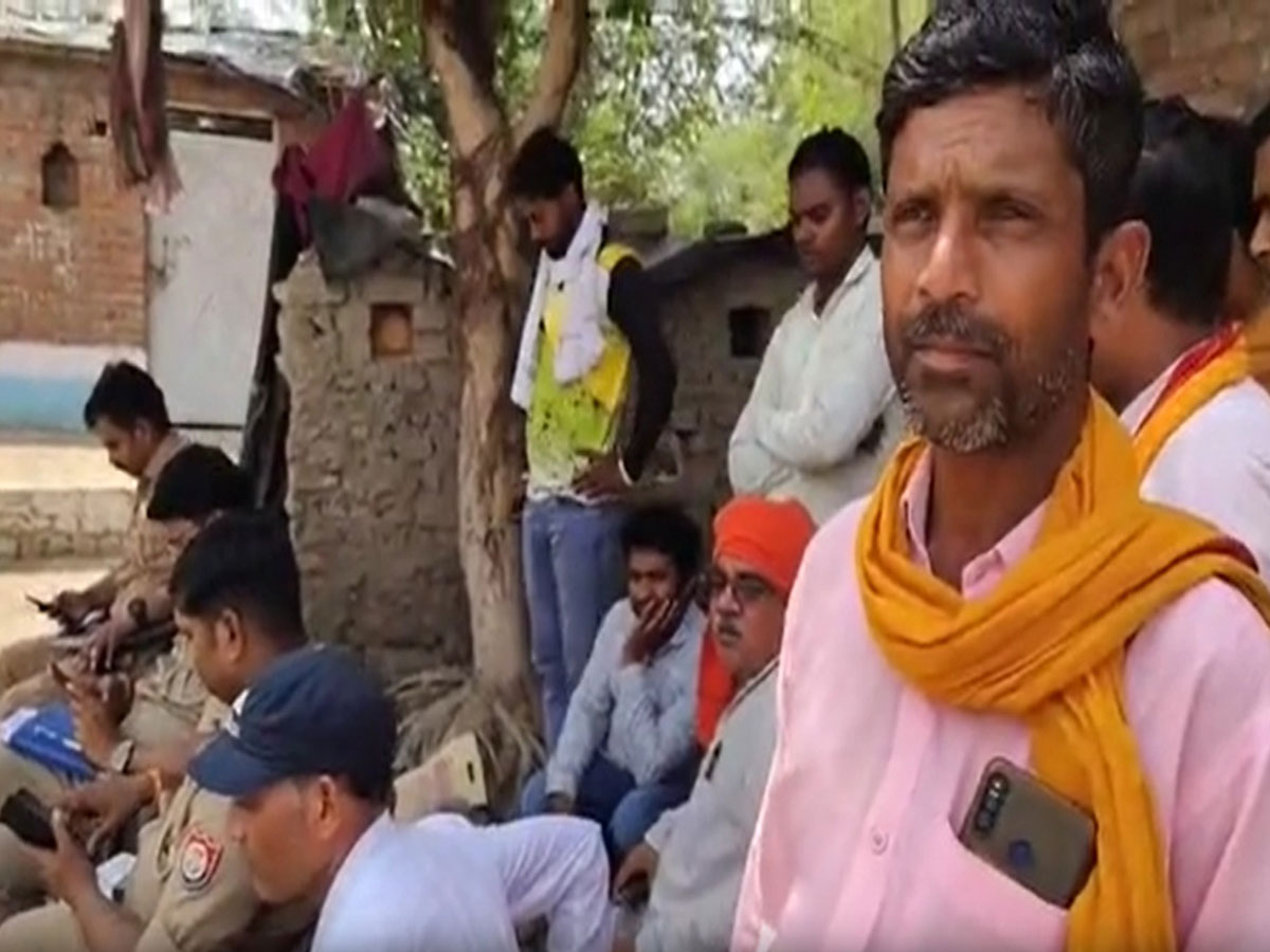 Kanpur News: पुलिस नहीं सुनी तो ग्रामीणों ने गोमांस विक्रेताओं दौड़ा-दौड़ाकर पीटा, चौकी इंचार्ज सस्पेंड Kanpur News: पुलिस नहीं सुनी तो ग्रामीणों ने गोमांस विक्रेताओं दौड़ा-दौड़ाकर पीटा, चौकी इंचार्ज सस्पेंड