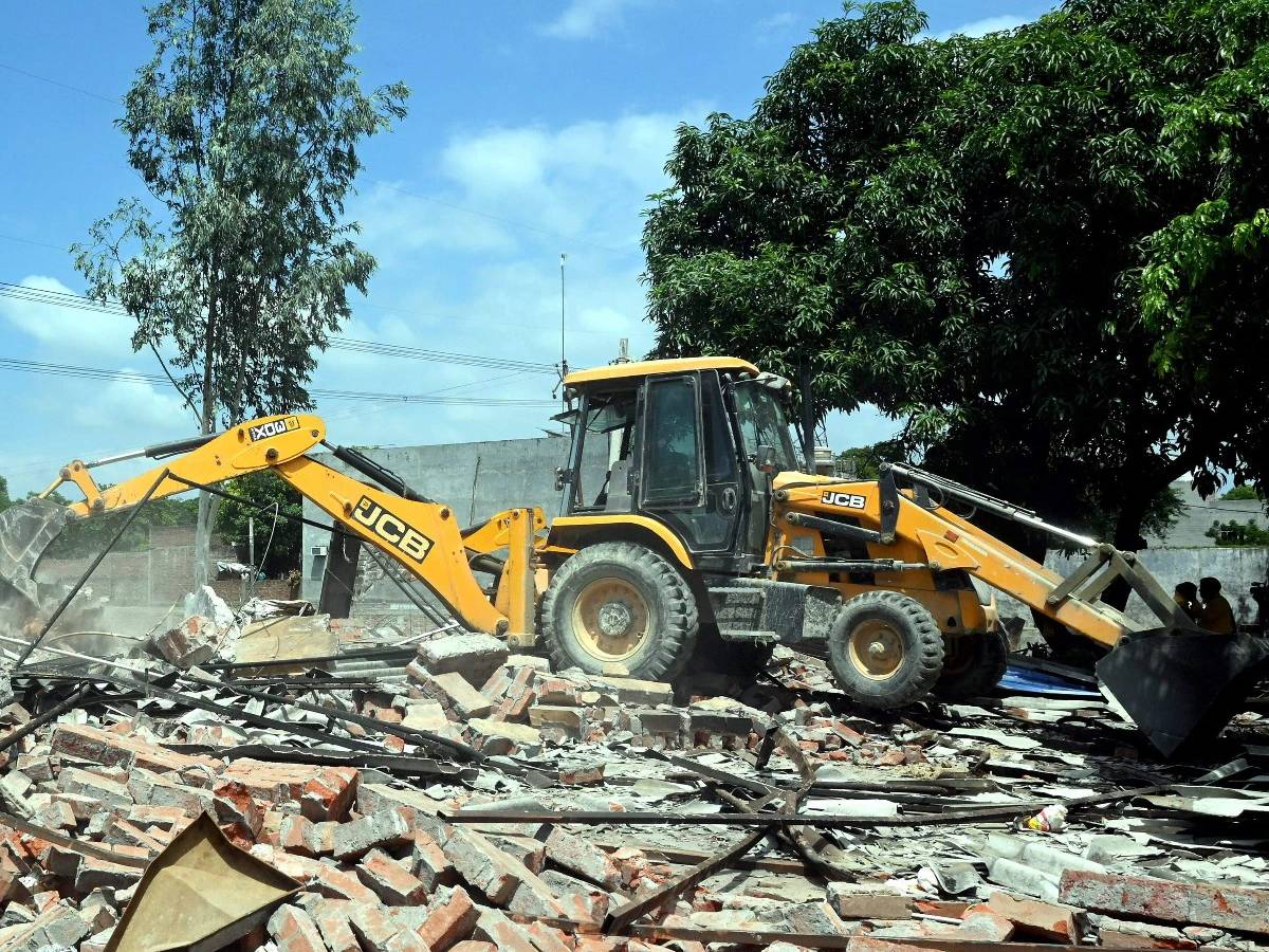 नेपाल से सटे बॉर्डर पर योगी सरकार का बुल्डोज़र अभियान, मिटा रही मुस्लिम पहचान ! नेपाल से सटे बॉर्डर पर योगी सरकार का बुल्डोज़र अभियान, मिटा रही मुस्लिम पहचान !