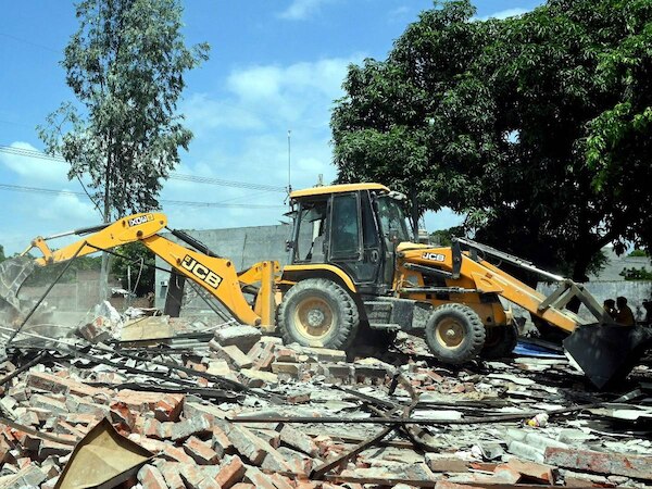 नेपाल से सटे बॉर्डर पर योगी सरकार का बुल्डोज़र अभियान, मिटा रही मुस्लिम पहचान !