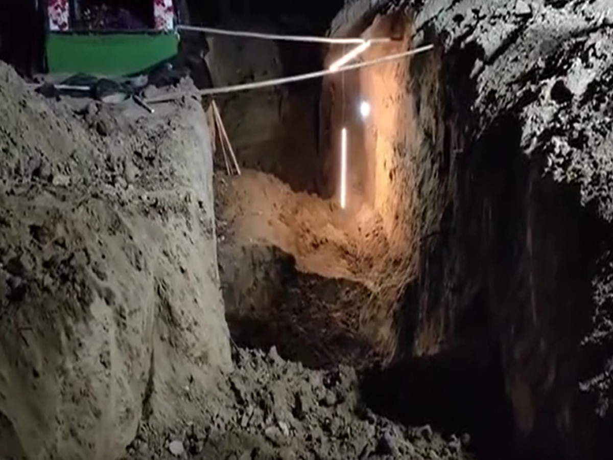 Gonda में मजार के पास चल रही थी JCB, तभी हो गया बड़ा हादसा; 3 लोगों की मौत, 1 गंभीर Gonda में मजार के पास चल रही थी JCB, तभी हो गया बड़ा हादसा; 3 लोगों की मौत, 1 गंभीर