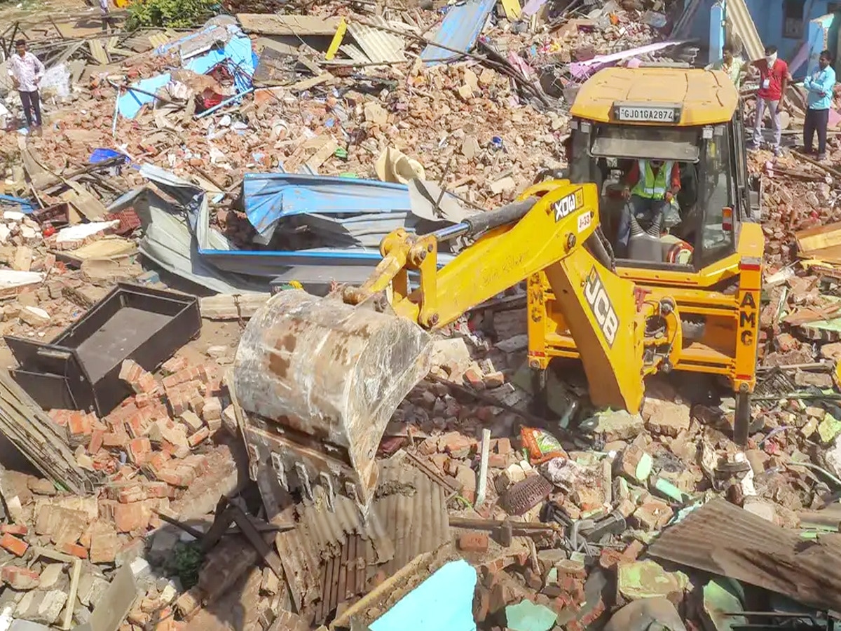 Ahmadabad में 8,500 मकानों पर चला बुलडोजर, अब इबादतगाहों को हटाने की बारी