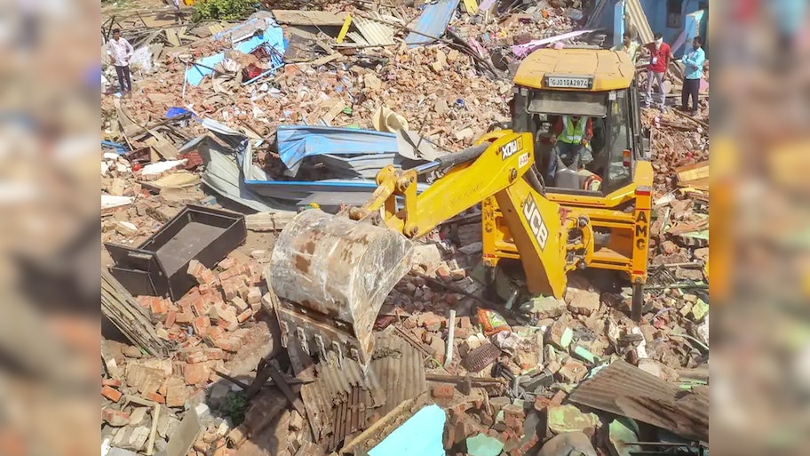 Ahmadabad में 8,500 मकानों पर चला बुलडोजर, अब इबादतगाहों को हटाने की बारी
