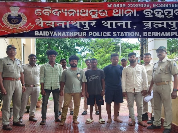 Odisha News: ଜେଲ ପାଖରୁ ଜୀବନ୍ତ ବୋମା ଓ ଖଣ୍ଡା ଉଦ୍ଧାର ଘଟଣା: ପାଞ୍ଚଜଣ ଗିରଫ 