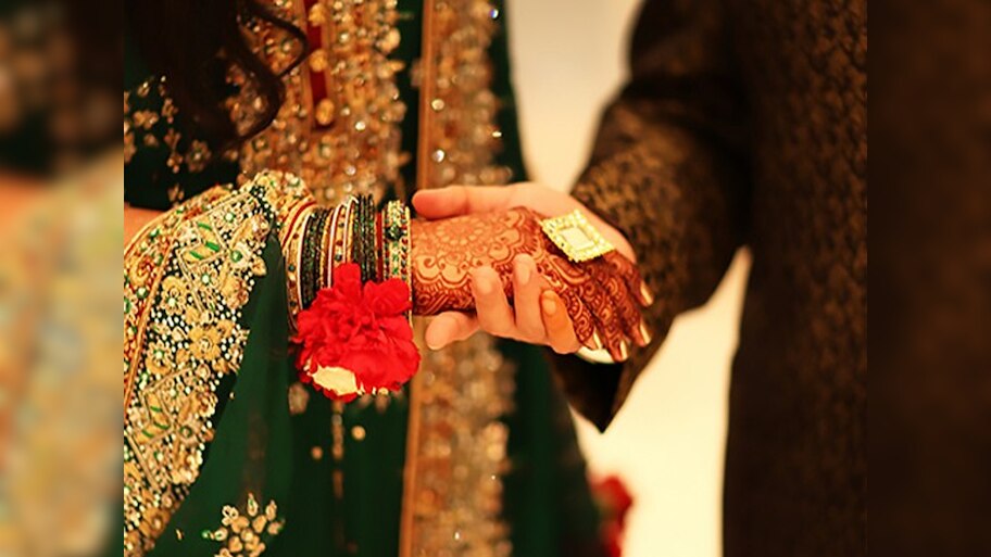 बारिश में अटके फेरे, वलीमा रोक मुस्लिम परिवार ने की हिंदू कपल की मदद; हो रही खूब तारीफ