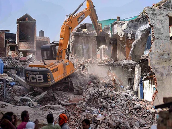 क्या Ujjain में महाकाल के पास नहीं रहेंगे मुसलमान; दुकानों और मकानों पर चला बुलडोजर