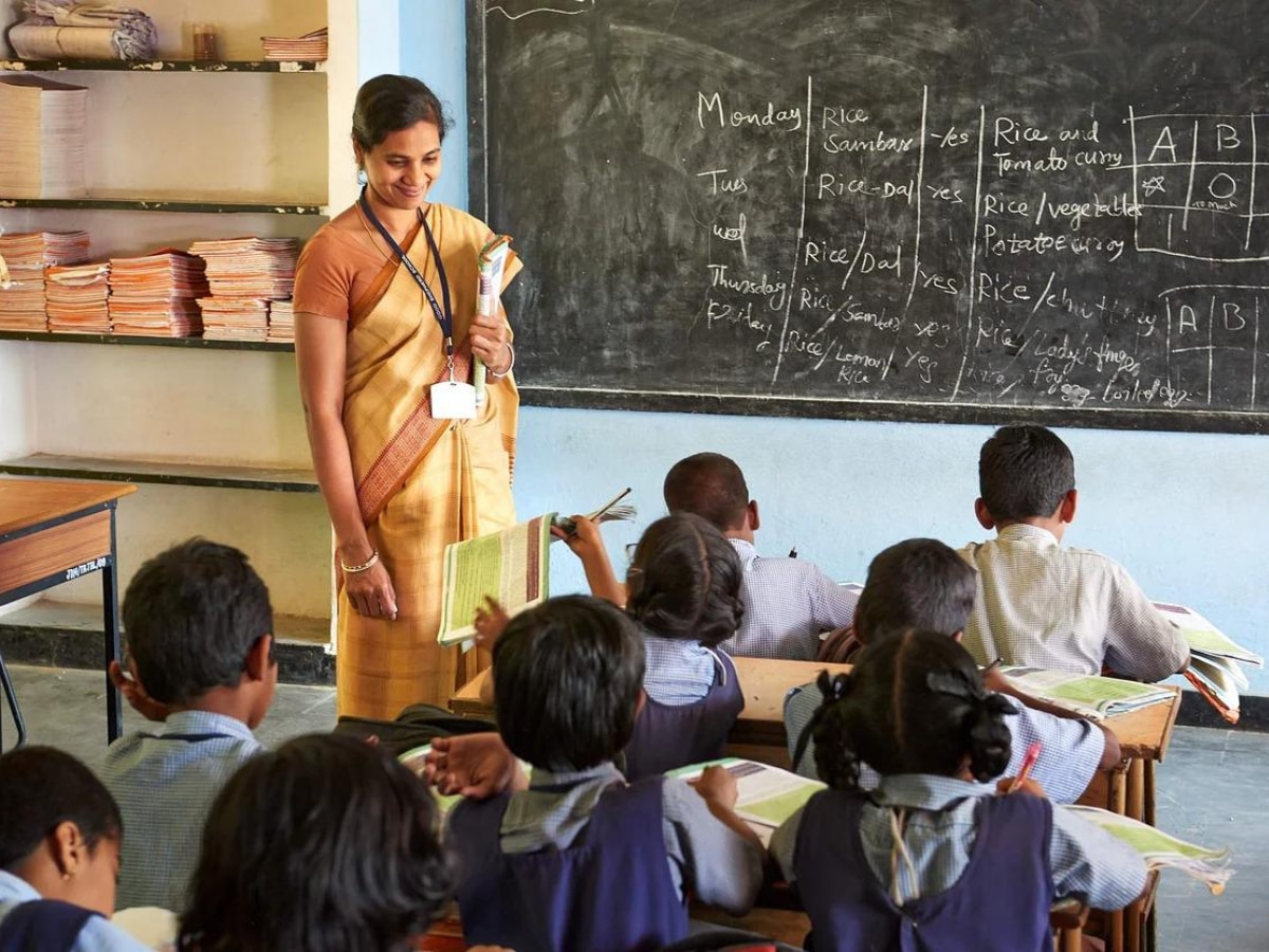 यूपी के 6 लाख शिक्षकों को बड़ी राहत, ट्रांसफर पॉलिसी में बड़ा बदलाव, तबादले की ये शर्त खत्म
