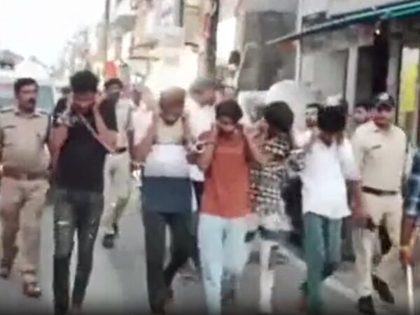 आरोपियों की सरेआम परेड निकालती पुलिस