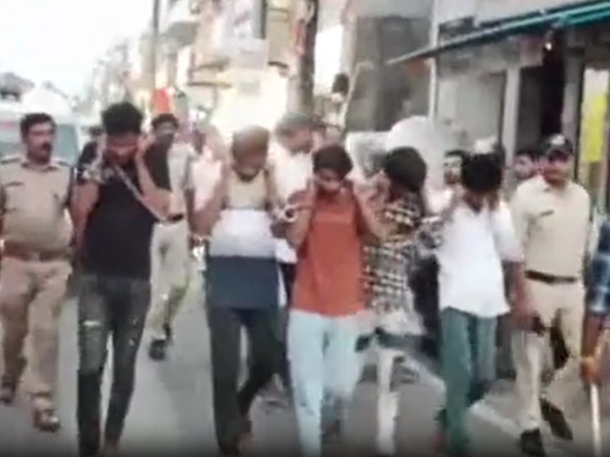 आरोपियों की सरेआम परेड निकालती पुलिस आरोपियों की सरेआम परेड निकालती पुलिस