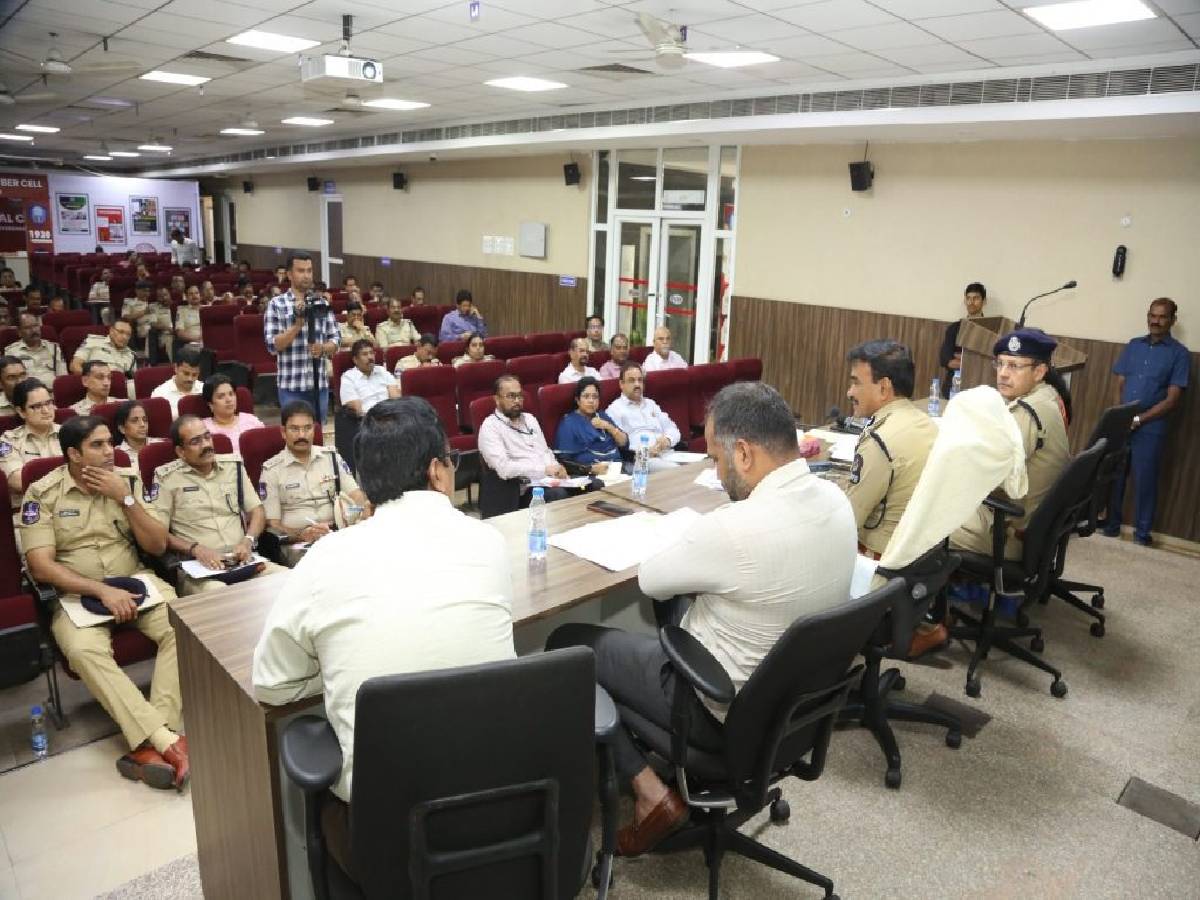 बकरीद को लेकर हैदराबाद प्रशासन ने जारी किए निर्देश, चेकपोस्ट पर होगी सख्ती बकरीद को लेकर हैदराबाद प्रशासन ने जारी किए निर्देश, चेकपोस्ट पर होगी सख्ती