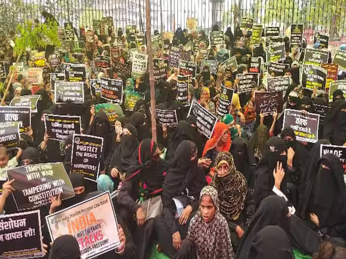 Jaipur में Waqf Act 2025 के खिलाफ विरोध प्रदर्शन, बड़ी मात्रा में औरतों ने लिया हिस्सा Jaipur में Waqf Act 2025 के खिलाफ विरोध प्रदर्शन, बड़ी मात्रा में औरतों ने लिया हिस्सा