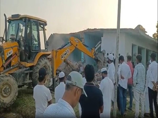 UP में मदरसों के खिलाफ एक्शन, सिद्धार्थनगर में 37 पर चला बुलडोजर
