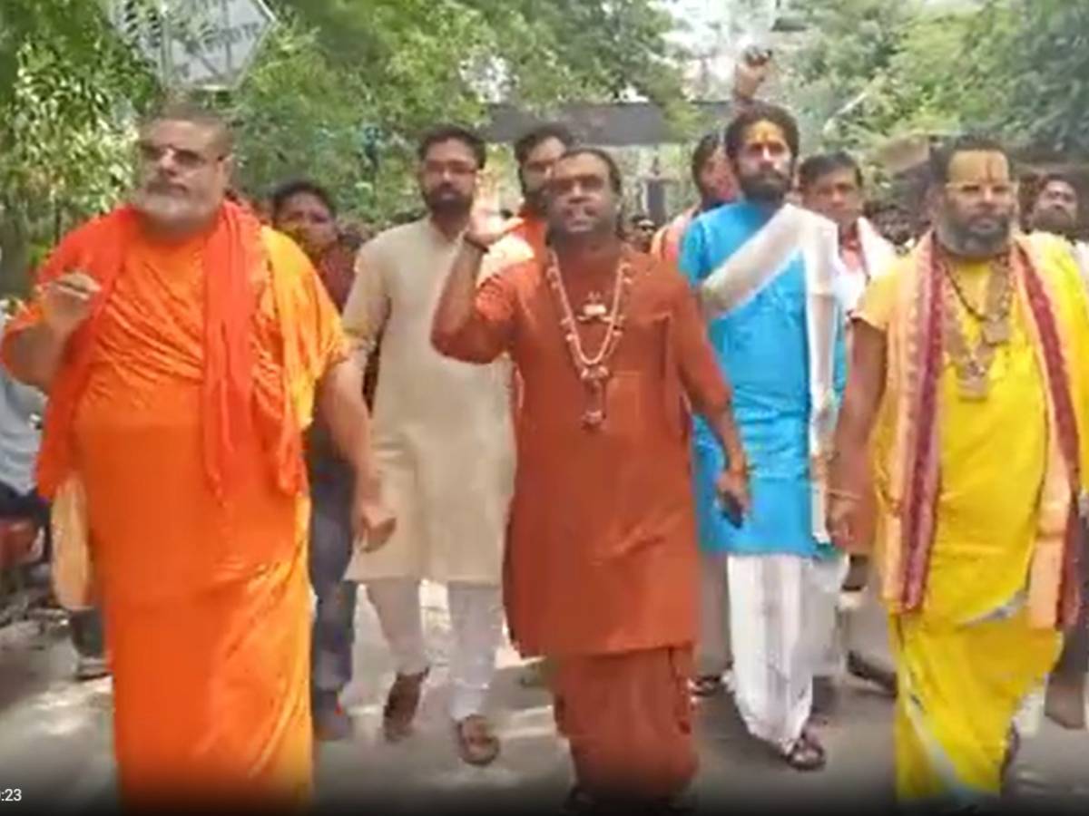 मथुरा में इस हिंदूवादी संगठन ने DM को ज्ञापन सौंपकर, मुसलमानों के खिलाफ कर दी बड़ी मांग ! मथुरा में इस हिंदूवादी संगठन ने DM को ज्ञापन सौंपकर, मुसलमानों के खिलाफ कर दी बड़ी मांग !