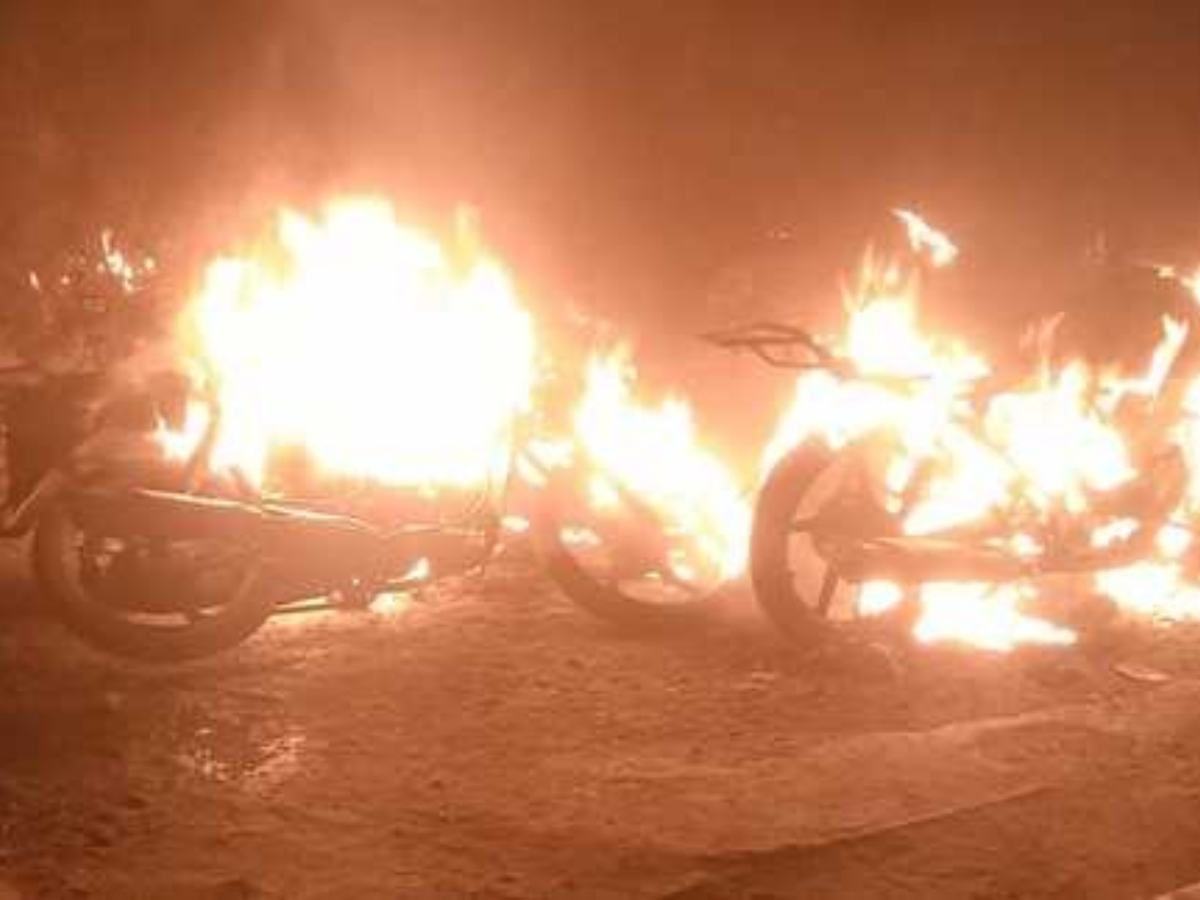 भीड़ ने आरोपियों की गाड़ी में लगाई आग भीड़ ने आरोपियों की गाड़ी में लगाई आग