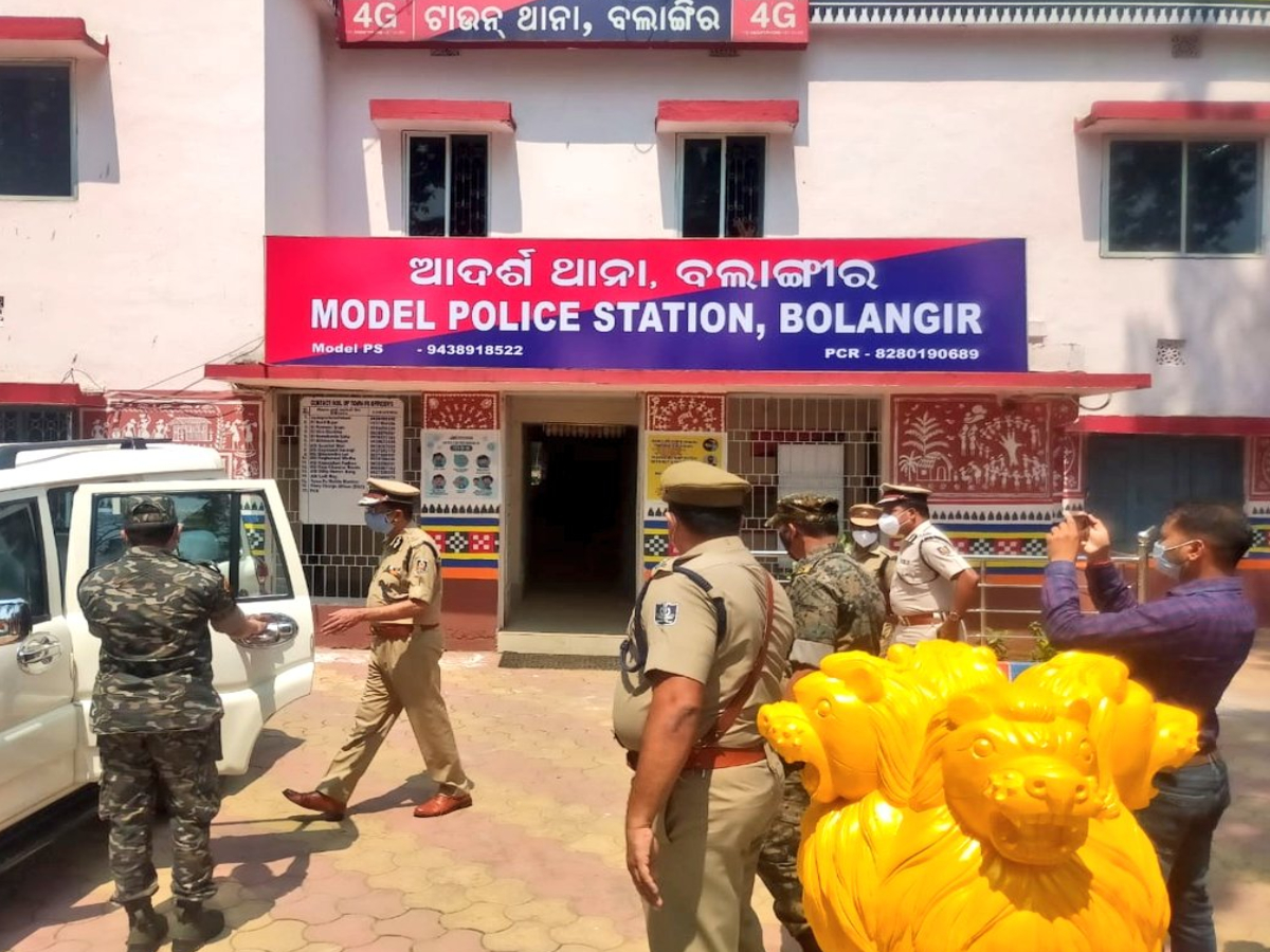 Odisha News: ବଲାଙ୍ଗୀରରେ ସାମ୍ବାଦିକଙ୍କୁ ମାଡ଼ ଘଟଣା: ୪ ଗିରଫ Odisha News: ବଲାଙ୍ଗୀରରେ ସାମ୍ବାଦିକଙ୍କୁ ମାଡ଼ ଘଟଣା: ୪ ଗିରଫ