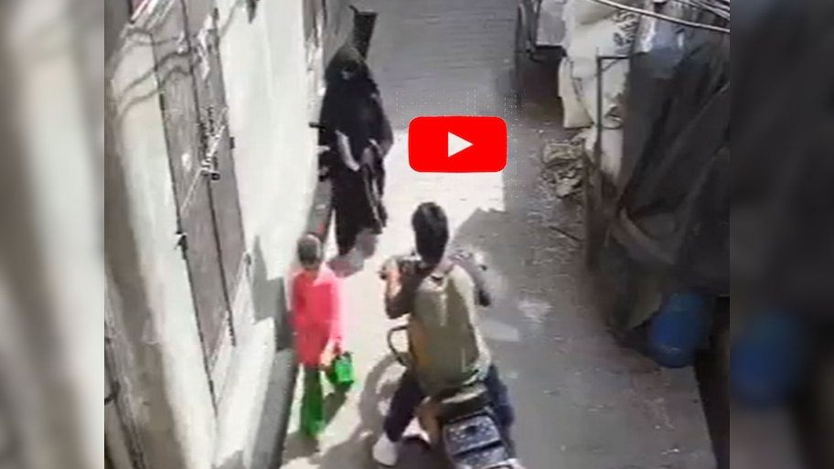 Video: मेरठ में बुर्का पहनी महिला से गली में छेड़खानी, CCTV में कैद हुई शर्मनाक हरकत