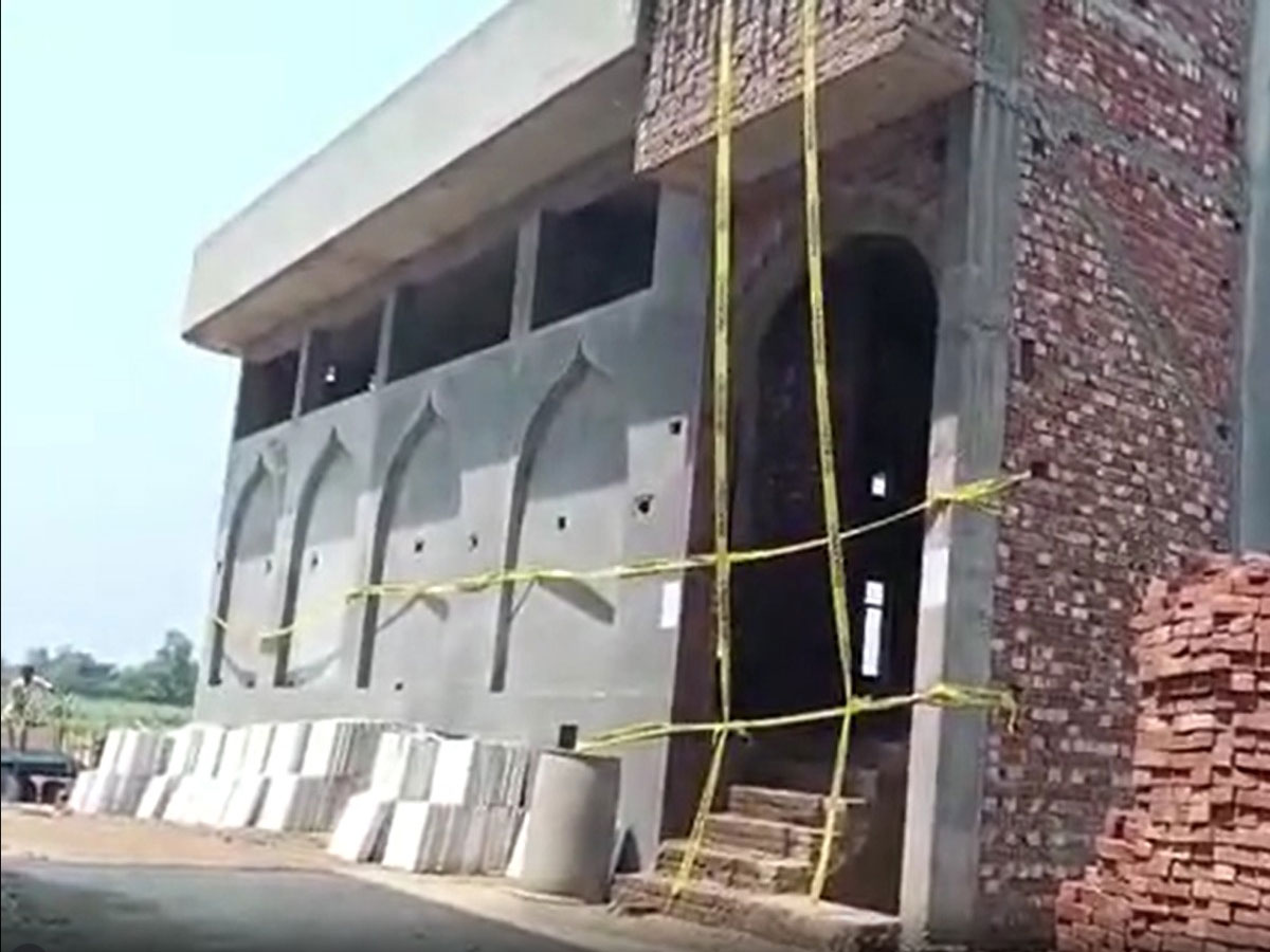 UP: मुजफ्फरनगर में रोका गया मस्जिद का निर्माण; ज़मीन के मालिक और संरक्षक को भेजा जेल UP: मुजफ्फरनगर में रोका गया मस्जिद का निर्माण; ज़मीन के मालिक और संरक्षक को भेजा जेल