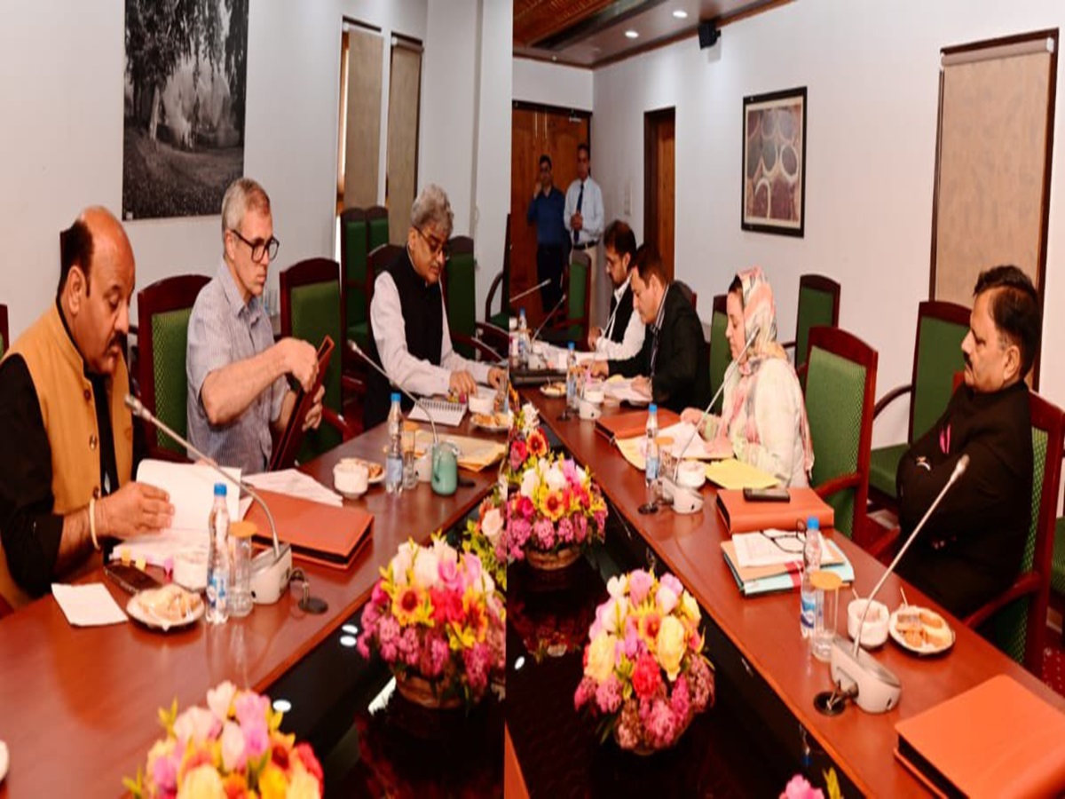 Cabinet Meeting in Pahalgam: ପହଲଗାମରେ କ୍ୟାବିନେଟ ବୈଠକ କଲେ ଓମର ଅବଦୁଲ୍ଲା Cabinet Meeting in Pahalgam: ପହଲଗାମରେ କ୍ୟାବିନେଟ ବୈଠକ କଲେ ଓମର ଅବଦୁଲ୍ଲା