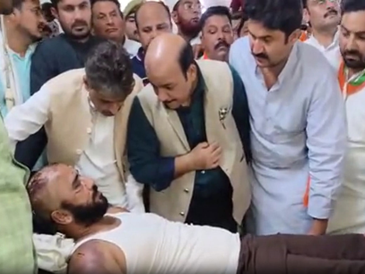 Aligarh Mob Lynching के पीड़ितों से मुस्लिम सांसद ने की मुलाकात, कहा- बंद करो... Aligarh Mob Lynching के पीड़ितों से मुस्लिम सांसद ने की मुलाकात, कहा- बंद करो...