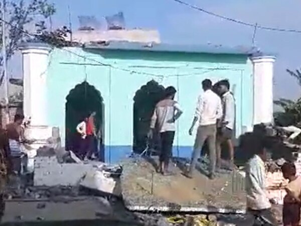मस्जिद को हटाते ग्रामीण