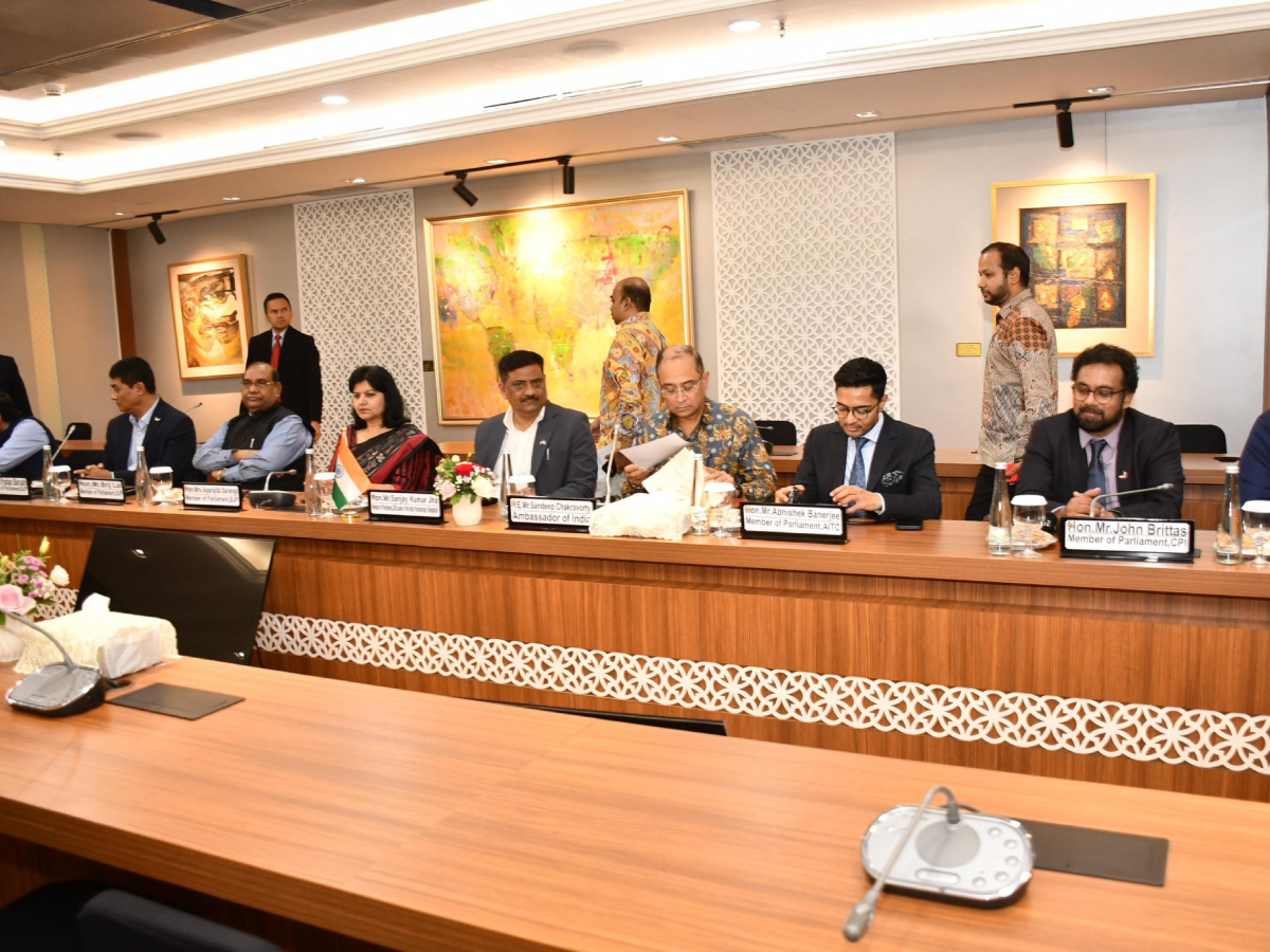 जकार्ता में इंडोनेशिया के अधिकारियों के साथ प्रतिनिधिमंडल के सदस्य जकार्ता में इंडोनेशिया के अधिकारियों के साथ प्रतिनिधिमंडल के सदस्य