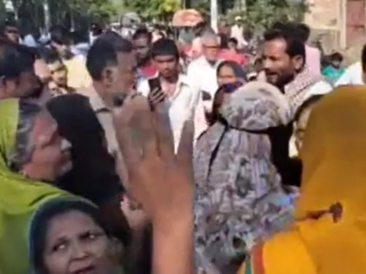 दरभंगा में मुस्लिम टीचर को सरेआम बदमशों ने मारी गोली; मौत, गांव में पसरा मातम दरभंगा में मुस्लिम टीचर को सरेआम बदमशों ने मारी गोली; मौत, गांव में पसरा मातम