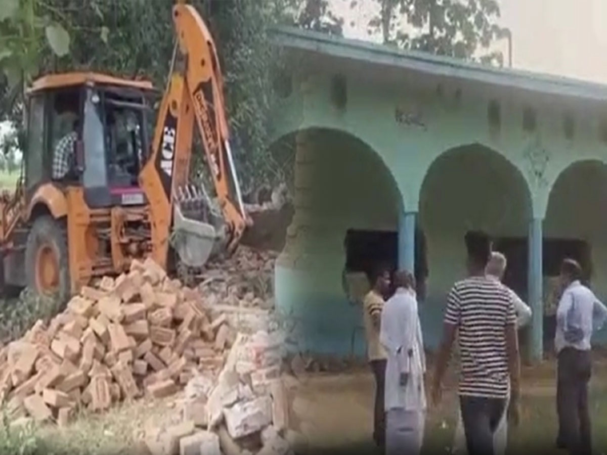 UP: गोंडा में 25 साल पुराने मदरसे पर चला बुलडोजर, जानें पूरा मामला UP: गोंडा में 25 साल पुराने मदरसे पर चला बुलडोजर, जानें पूरा मामला