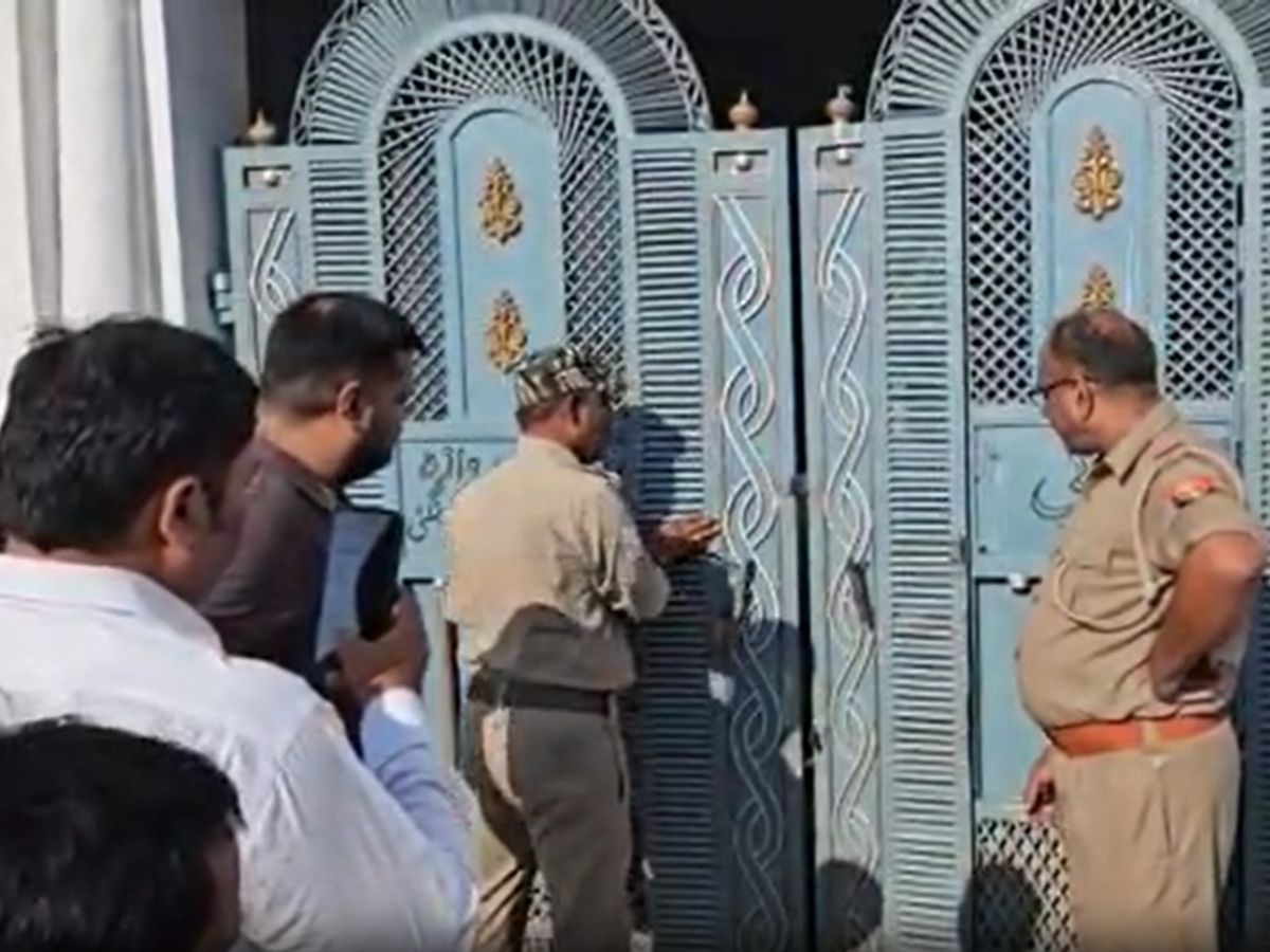हाईकोर्ट के आदेश पर मदरसे से हटाई गई सील हाईकोर्ट के आदेश पर मदरसे से हटाई गई सील