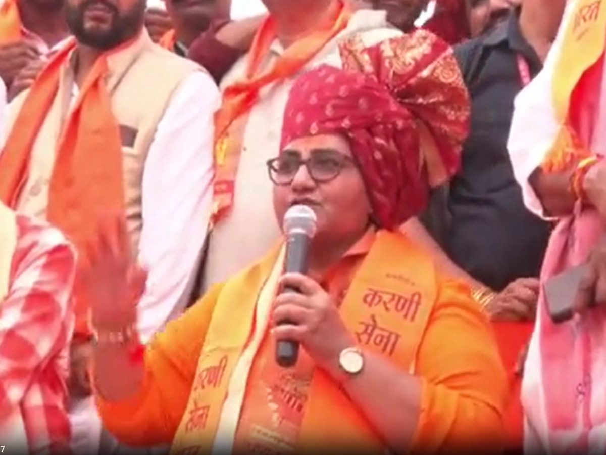 'तुम्हे काटना हमारा धर्म' बयान का EX MP Pragya ने किया समर्थन; बोलीं दलेंगे तुम्हें 'तुम्हे काटना हमारा धर्म' बयान का EX MP Pragya ने किया समर्थन; बोलीं दलेंगे तुम्हें