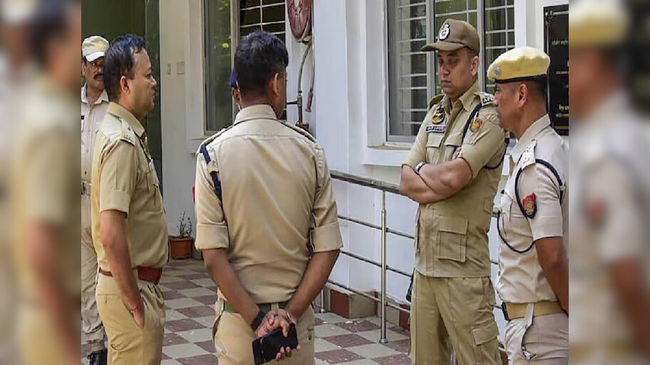 नीदरलैंड से आए मुस्लिम जोडे़ पर पुलिस का एक्शन, कई घंटो चली पूछताछ