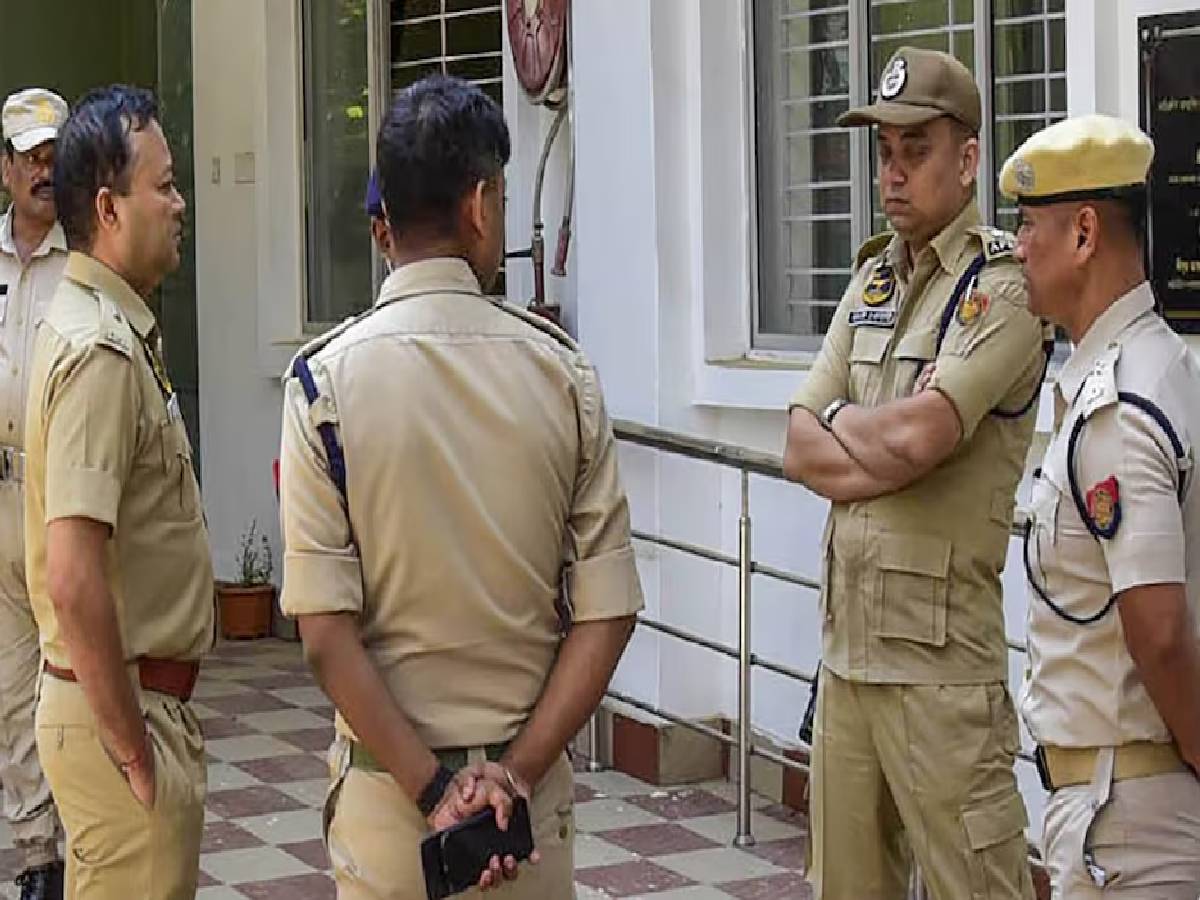 नीदरलैंड से आए मुस्लिम जोडे़ पर पुलिस का एक्शन, कई घंटो चली पूछताछ नीदरलैंड से आए मुस्लिम जोडे़ पर पुलिस का एक्शन, कई घंटो चली पूछताछ