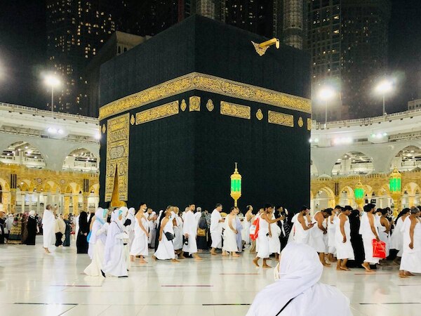 हज के सफर में काबा की रौनक 