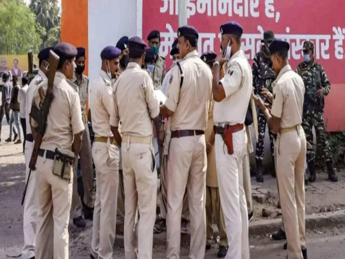 Bihar: जमुई में दंगा भड़काने की कोशिश, मज़ार को तोड़ कर फरार हुए आरोपी Bihar: जमुई में दंगा भड़काने की कोशिश, मज़ार को तोड़ कर फरार हुए आरोपी