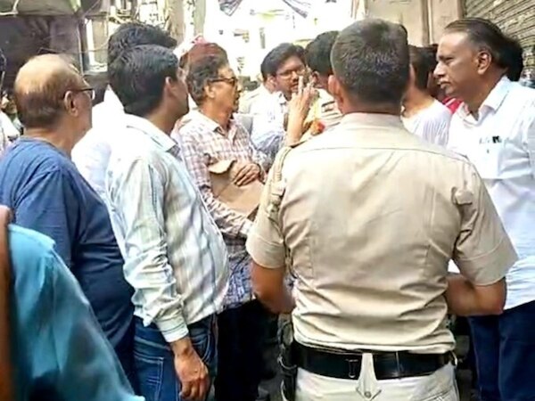 बटला हाउस में डीडीए की टीम और दिल्ली पुलिस
