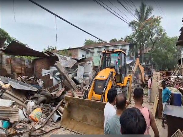 Assam Bulozoar Action: बकरीद की तैयारी में जुटे थे मुसलमान; असम सरकार ने घरों पर चला दिया बुल्डोज़र 