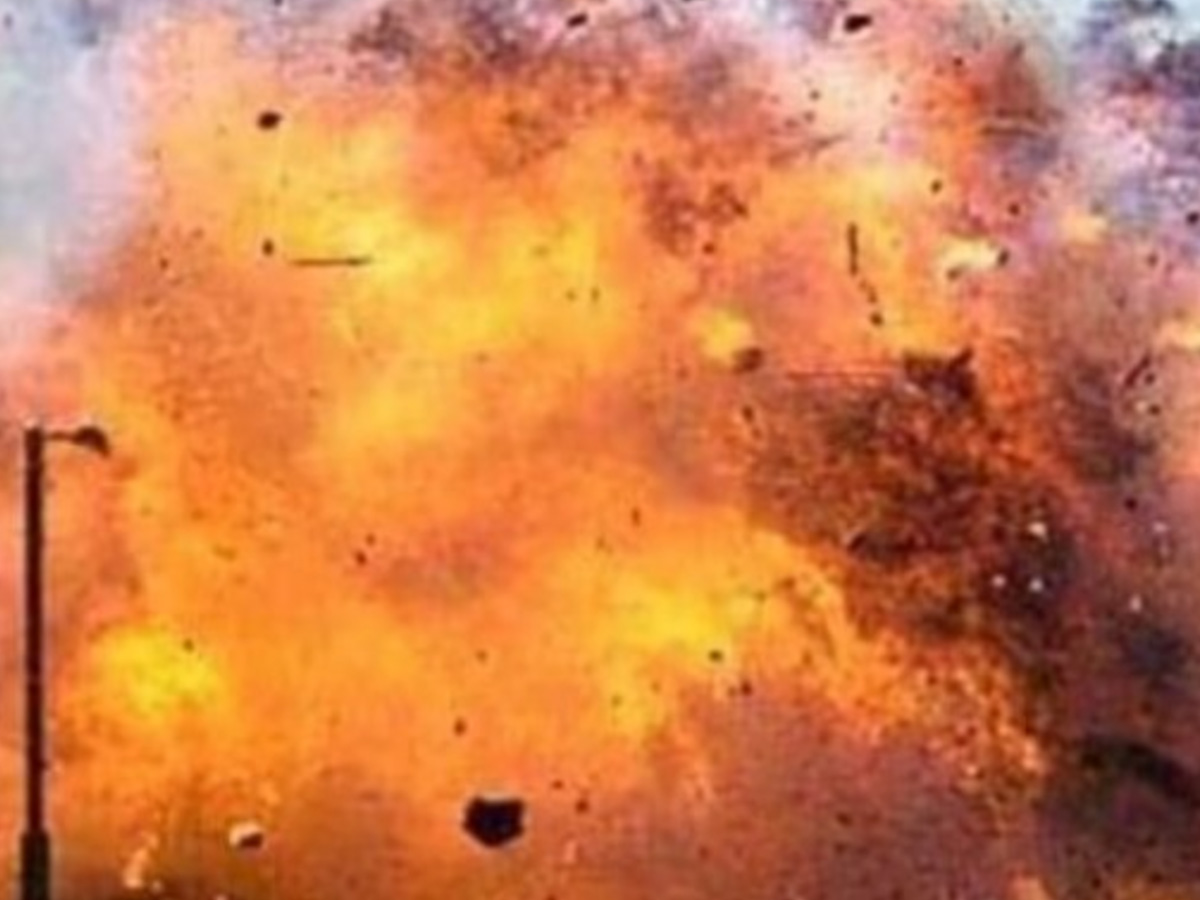 Pakistan में सिलेंडर फटने से ढही 2 मंजिला इमारत; 7 लोगों की मौत Pakistan में सिलेंडर फटने से ढही 2 मंजिला इमारत; 7 लोगों की मौत