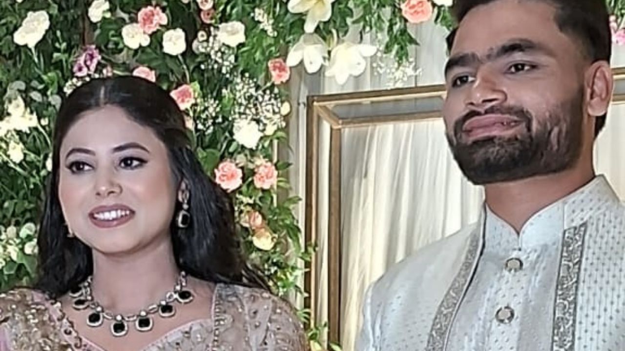 भारतीय क्रिकेटर रिंकू सिंह ने रचाई सगाई, रिंग पहनते ही प्रिया सरोज के भी निकले आंसू, वायरल हुआ प्यारा Video 2 Rinku Singh Priya Saroj Engagement