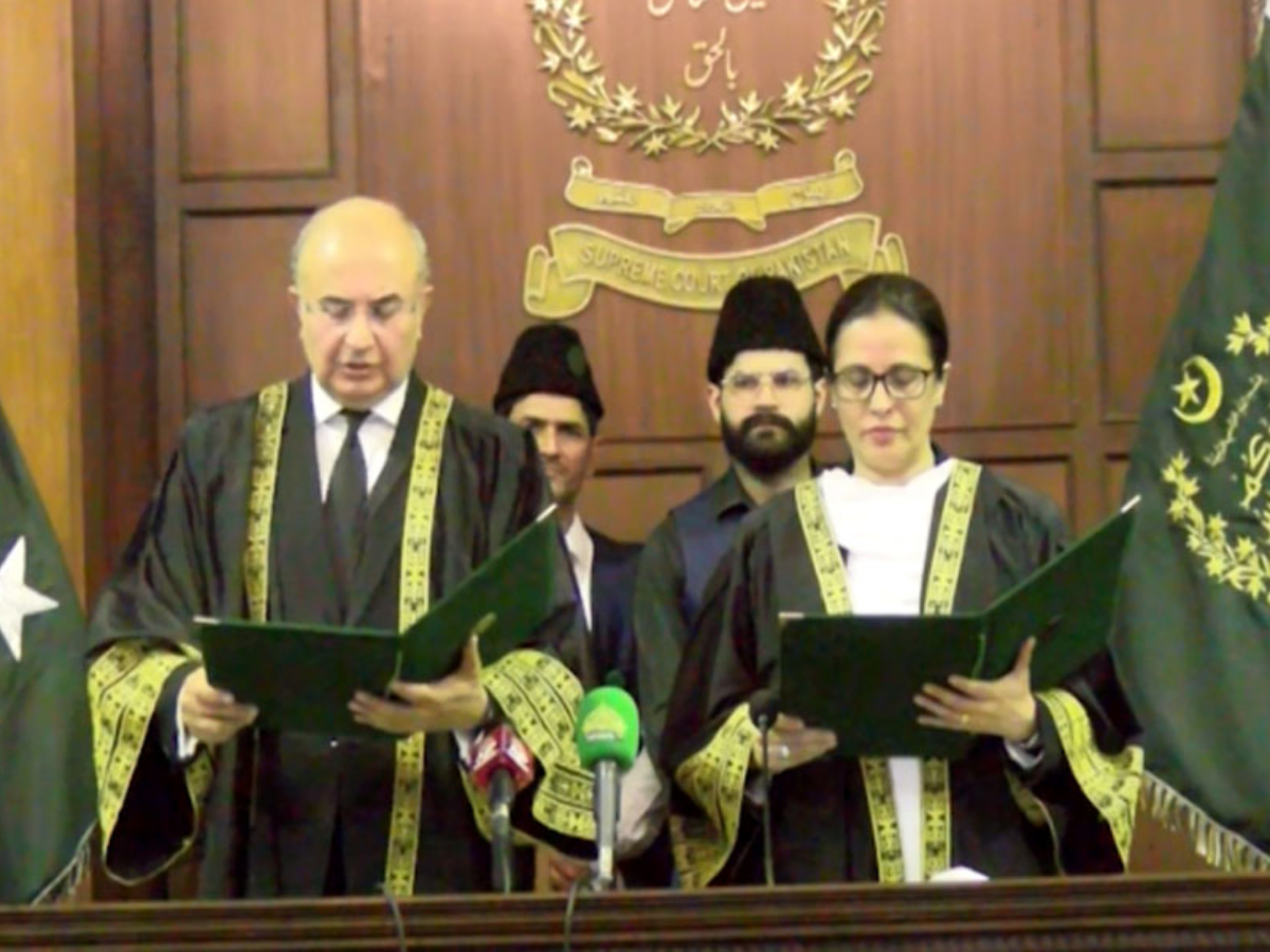 लाहौर में मंसूर अली को शपथ दिलाती महिला जज लाहौर में मंसूर अली को शपथ दिलाती महिला जज