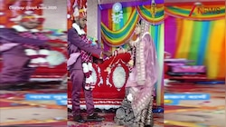 'अभी भी मौका है भाई भाग जा', स्टेज पर दुल्हन ने दूल्हे का हाथ पकड़ किया डांस, हंसते-हंसते जनता हुई लोटपोट