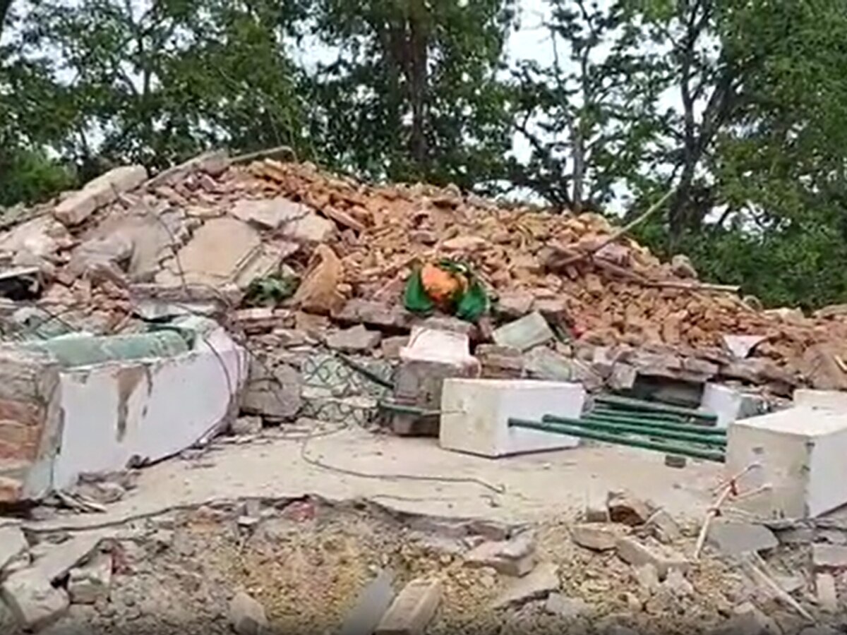 लक्कड शाह के मजार पर चला बुलडोजर