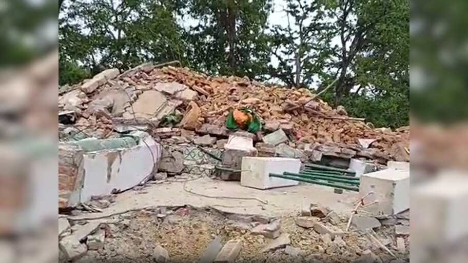 बहराइच में चला आस्था पर बुलडोजर; लक्कड़ शाह समेत 4 पीरों के दरगाह ध्वस्त