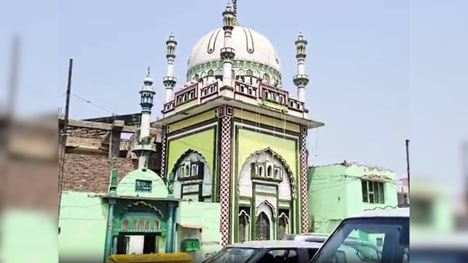 Sambhal News: मस्जिद तोड़ी गई या तोड़ दी गई; दोनों एक्शन में दिख रही सिर्फ मुसलमानों की बेबसी