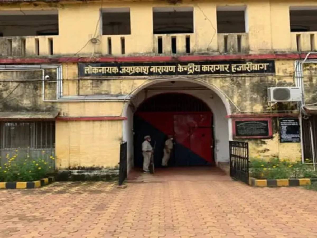 डिटेंशन सेंटर से फरार हो गए अवैध बांग्लादेशी, हाथ मालती रह गई सुरक्षा में लगी पुलिस डिटेंशन सेंटर से फरार हो गए अवैध बांग्लादेशी, हाथ मालती रह गई सुरक्षा में लगी पुलिस