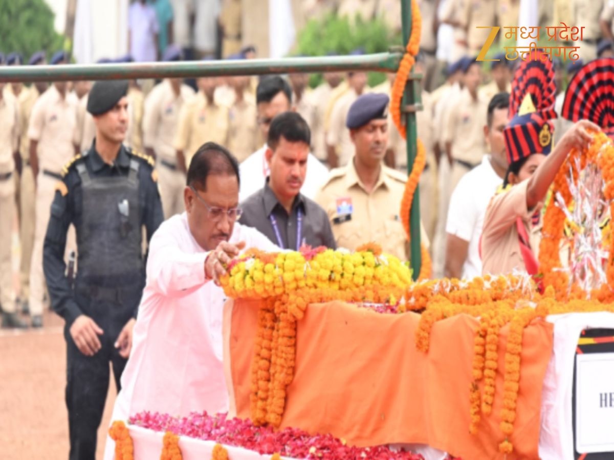 CM साय ने भी दिया शहीद एएसपी आकाश राव गिरपुंजे को कंधा, भावुक कर गई अंतिम विदाई
