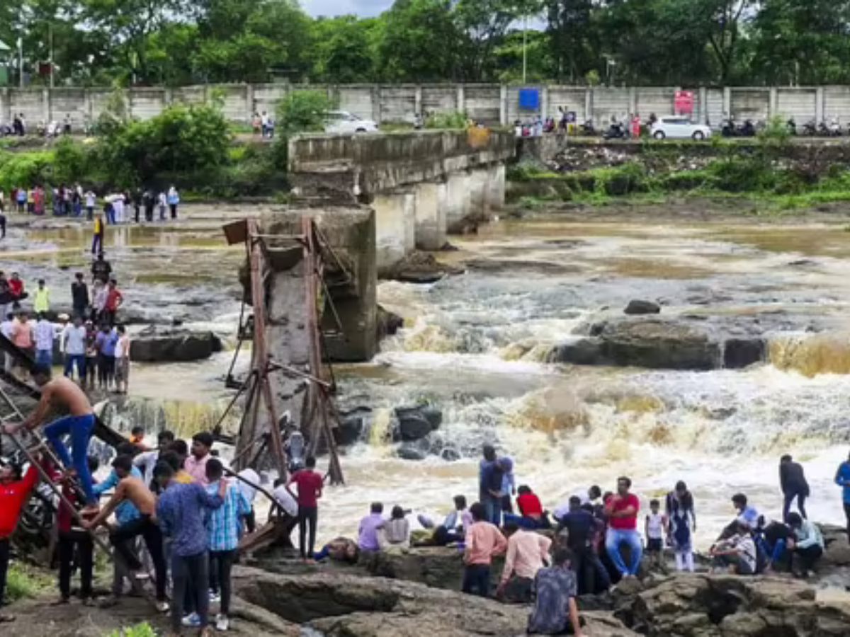 Bridge Collapse: ୫୦ରୁ ଅଧିକ ଲୋକ ଥିଲେ ସେତୁ ଉପରେ, ହଠାତ୍ ଭୁଶୁଡିଲା Bridge Collapse: ୫୦ରୁ ଅଧିକ ଲୋକ ଥିଲେ ସେତୁ ଉପରେ, ହଠାତ୍ ଭୁଶୁଡିଲା