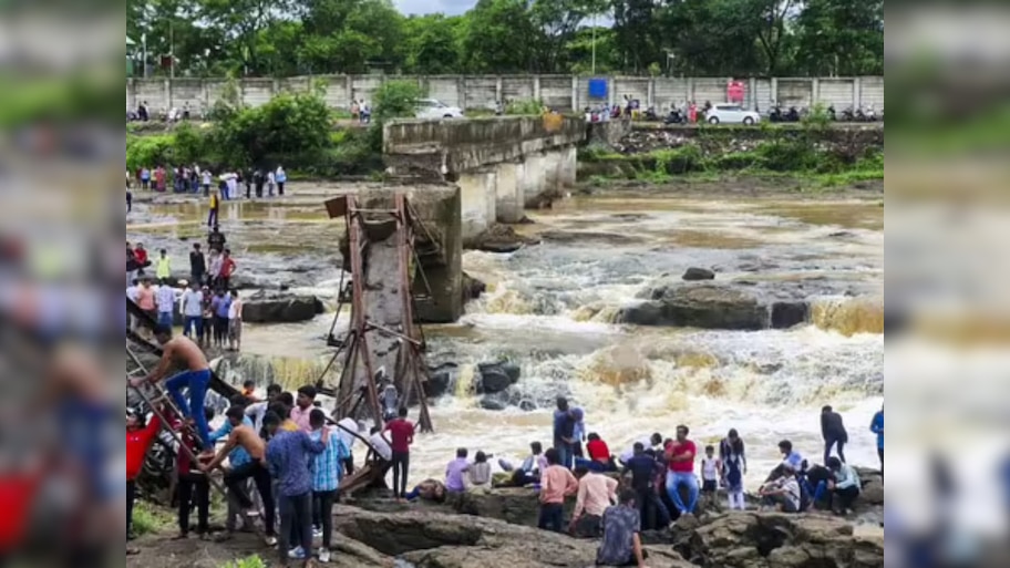 Bridge Collapse: ୫୦ରୁ ଅଧିକ ଲୋକ ଥିଲେ ସେତୁ ଉପରେ, ହଠାତ୍ ଭୁଶୁଡିଲା