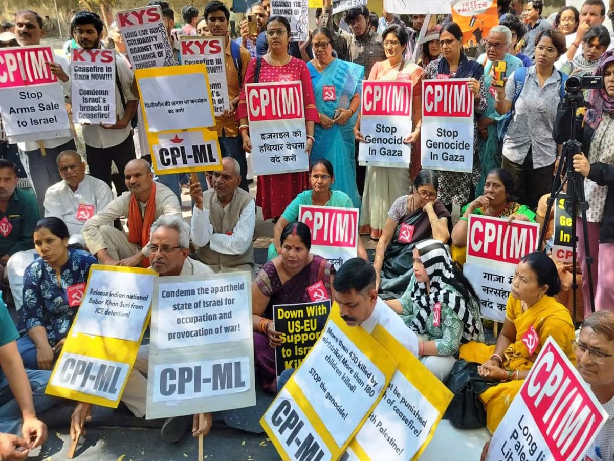 दिल्ली में गूंजा ‘फिलिस्तीन जिंदाबाद’, इजरायल-अमेरिका के खिलाफ लगे नारे दिल्ली में गूंजा ‘फिलिस्तीन जिंदाबाद’, इजरायल-अमेरिका के खिलाफ लगे नारे