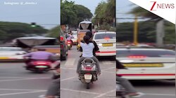 मम्मी के पीछे स्कूटी पर बैठ मराठी गाने 'चाल शेकी शेकी' पर बच्ची ने किया क्यूट सा डांस, लोग बोले- 'ट्रैफिक इन्जॉय करने का मस्त जुगाड़ है'
