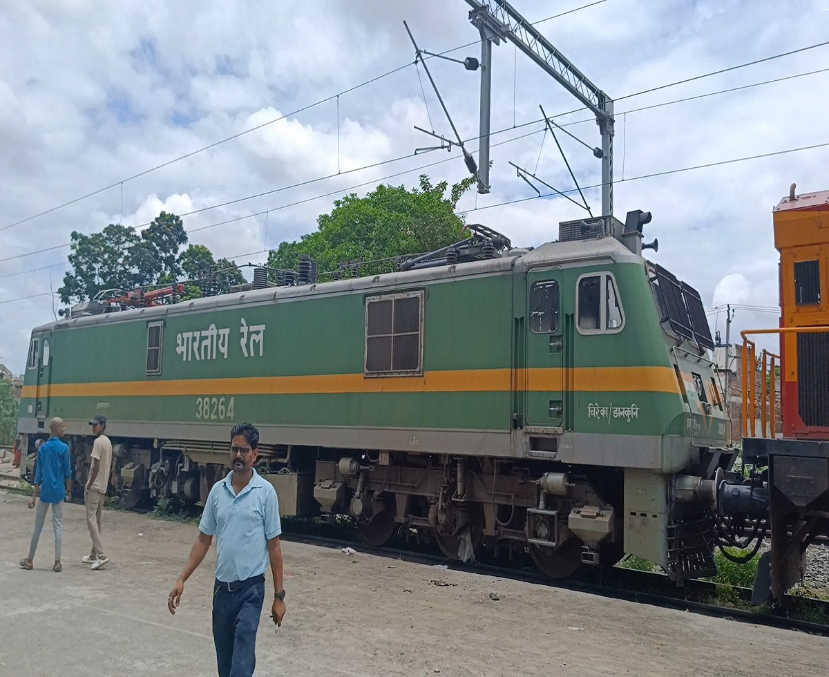 रील बनाने के चक्कर में 25,000 वोल्ट के तार की चपेट में आया युवक रील बनाने के चक्कर में 25,000 वोल्ट के तार की चपेट में आया युवक